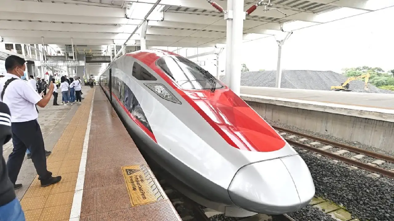 Kereta Cepat Jakarta-Bandung di Stasiun Halim, Jakarta Timur. Tarifnya dianggap sangat mahal. Foto: Ist.