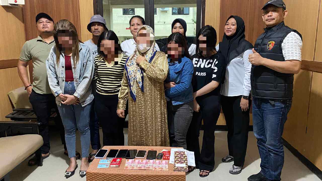 Perempuan berinisial DS, diamankan beserta empat wanita yang diduga terlibat dalam TPPO. Foto: Ist.