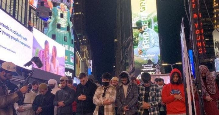 New York kini membolehkan lantunan azan namun tidak melebihi 10 desibel. Foto: Repro Detik.com