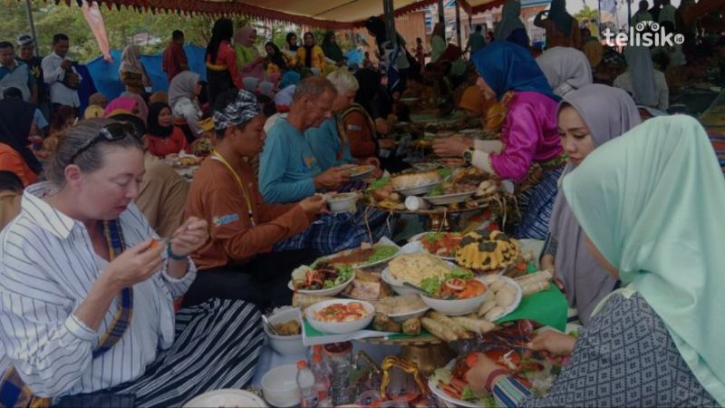 Para peserta Sail to Indonesia mengikuti acara pekande-kandea yang menjadi penutup Festival Teluk Pasarwajo. Foto: Febriyani/Telisik
