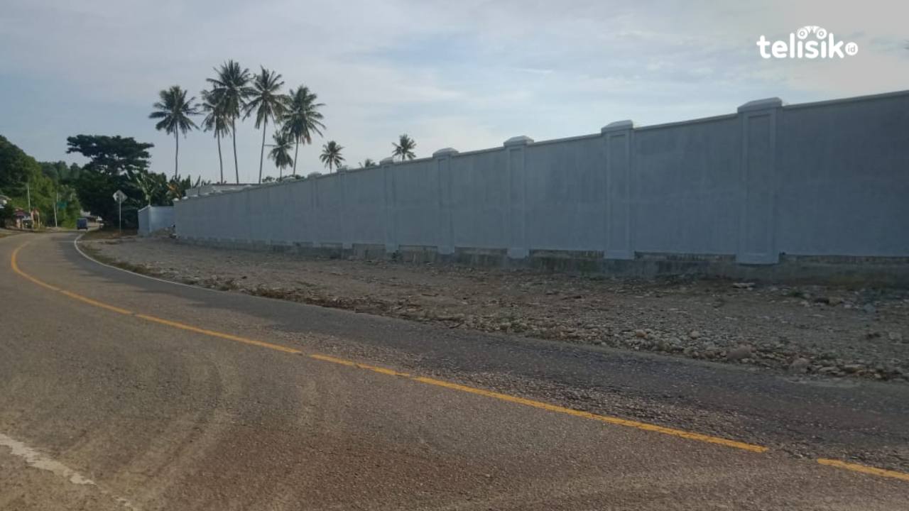 Bangunan pagar milik Pemda Kolaka Utara di lokasi eks wisata Tanjung Tobaku yang telah dibongkar, dibangun ulang pemilik lahan. Foto: Muh Risal H/Telisik