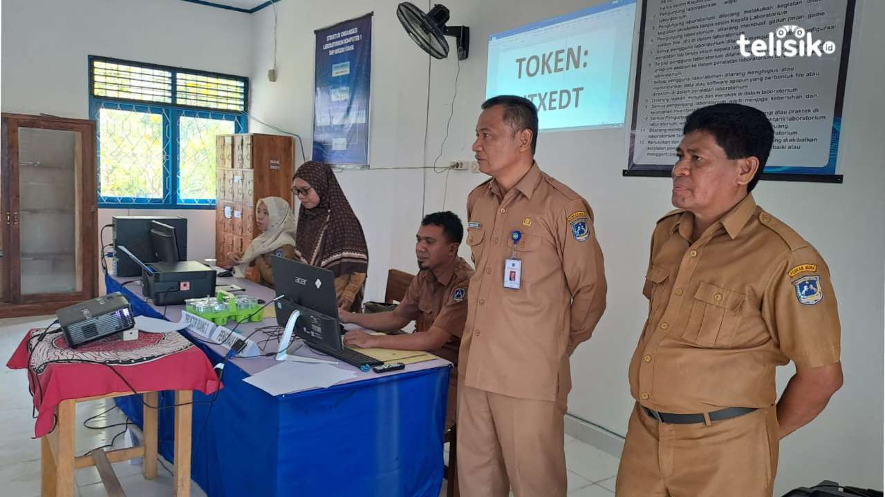Kadikbud Muna, Rahmat Raeba bersama Kepala SMPN 1 Raha, Jumadi Safani memantau pelaksanaan ANBK. Foto: Sunaryo/Telisik
