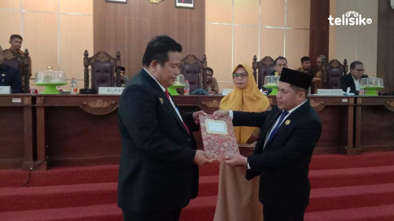 Bupati Muna, LM Rusman Emba menerima dokumen Perubahan APBD dari Ketua DPRD, Irwan. Foto: Sunaryo/Telisik