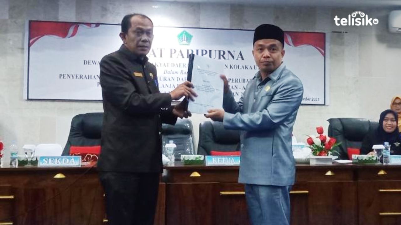Serah terima Raperda tentang Perubahan Anggaran APBD Kabupaten Kolaka Utara tahun anggaran 2023 dari Sekda, Taufiq S ke Ketua DPRD Kolaka Utara, Buhari. Foto Muh Risal H/Telisik