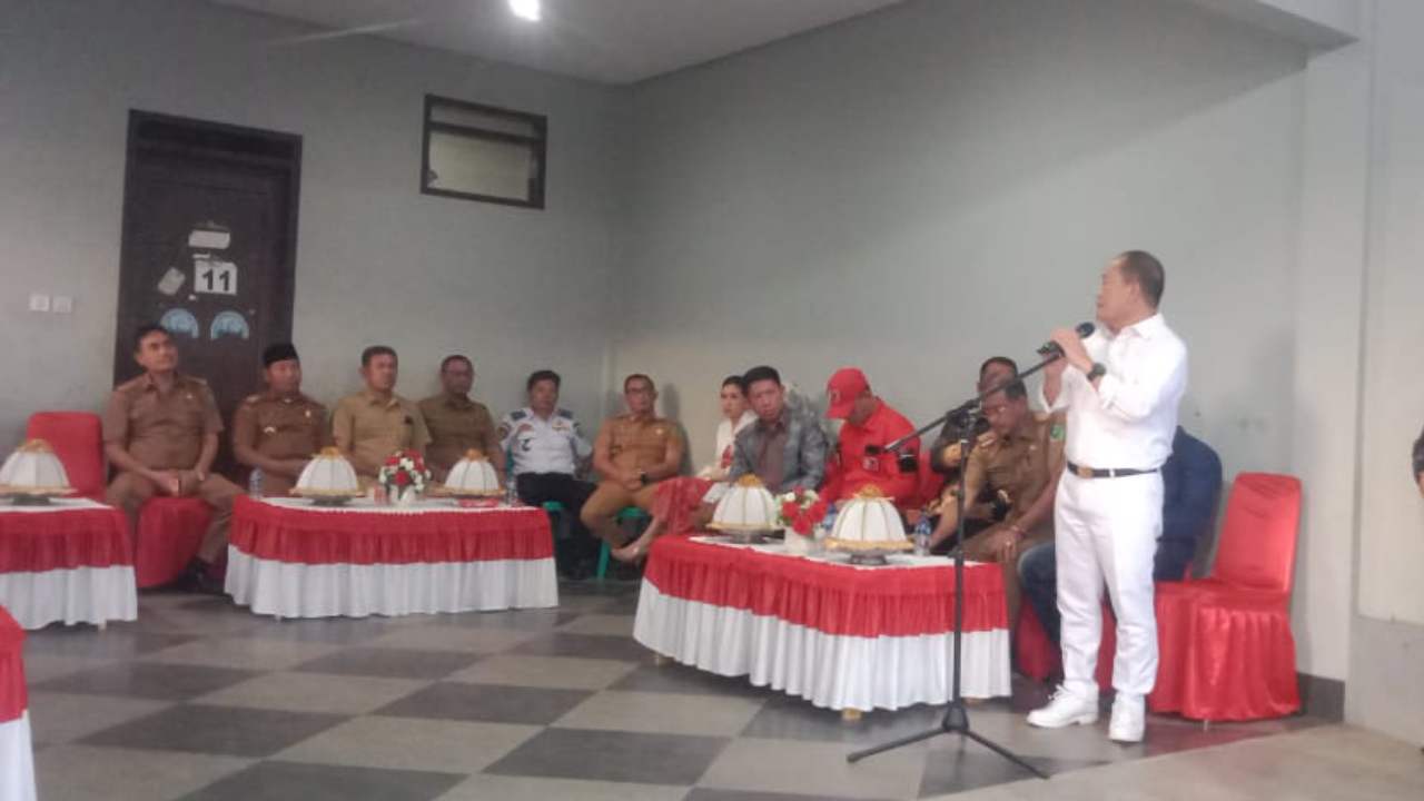 Pj Bupati Konawe saat menyampaikan program prioritas untuk 100 hari pertama menjabat dalam acara syukuran. Foto: Ist.