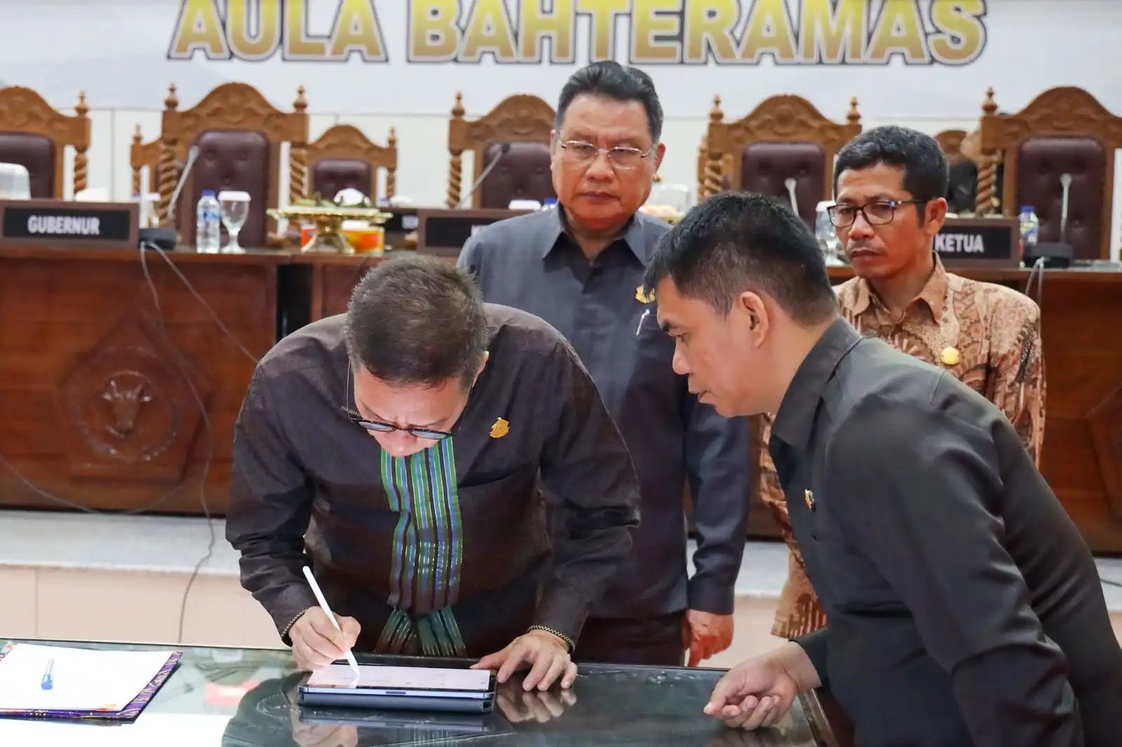 Ketua DPRD Sulawesi Tenggara Abdurrahman Shaleh, menandatangani nota kesepakatan Perubahan KUA PPAS tahun anggaran 2023. Foto: Ist.