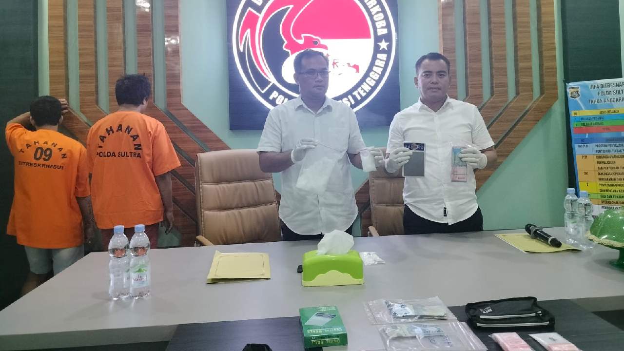 Dua bandar narkoba, berinisial HS (35) dan JF (32) ditangkap beserta barang bukti 11 sachet sabu dengan berat 413,8 gram. Foto: Ist.