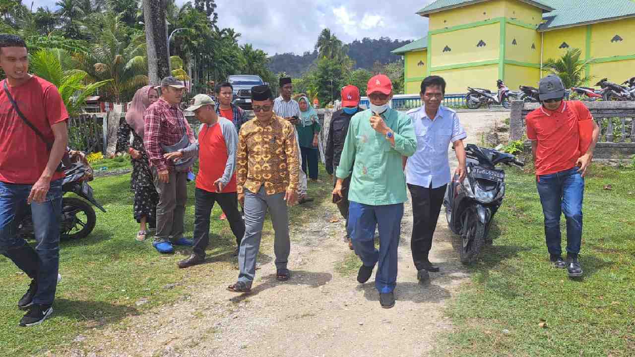 Lukman Abunawas lakukan bakti sosial di Kelurahan Labunia, Wakorumba Selatan, Muna. Foto: Ist.