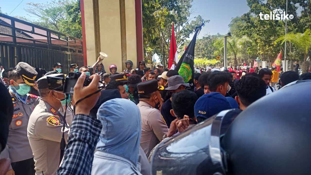 Ratusan elemen mahasiswa dari beberapa universitas diterima oleh Kapolresta Kendari, Kompol Eka Faturahman. Foto: Thamrin Dalby/Telisik