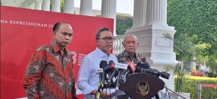 Menteri Perdagangan Zulkifli Hasan (tengah) mengumumkan larangan TikTok untuk aktivitas jual-beli. Foto: Repro Liputan6.com
