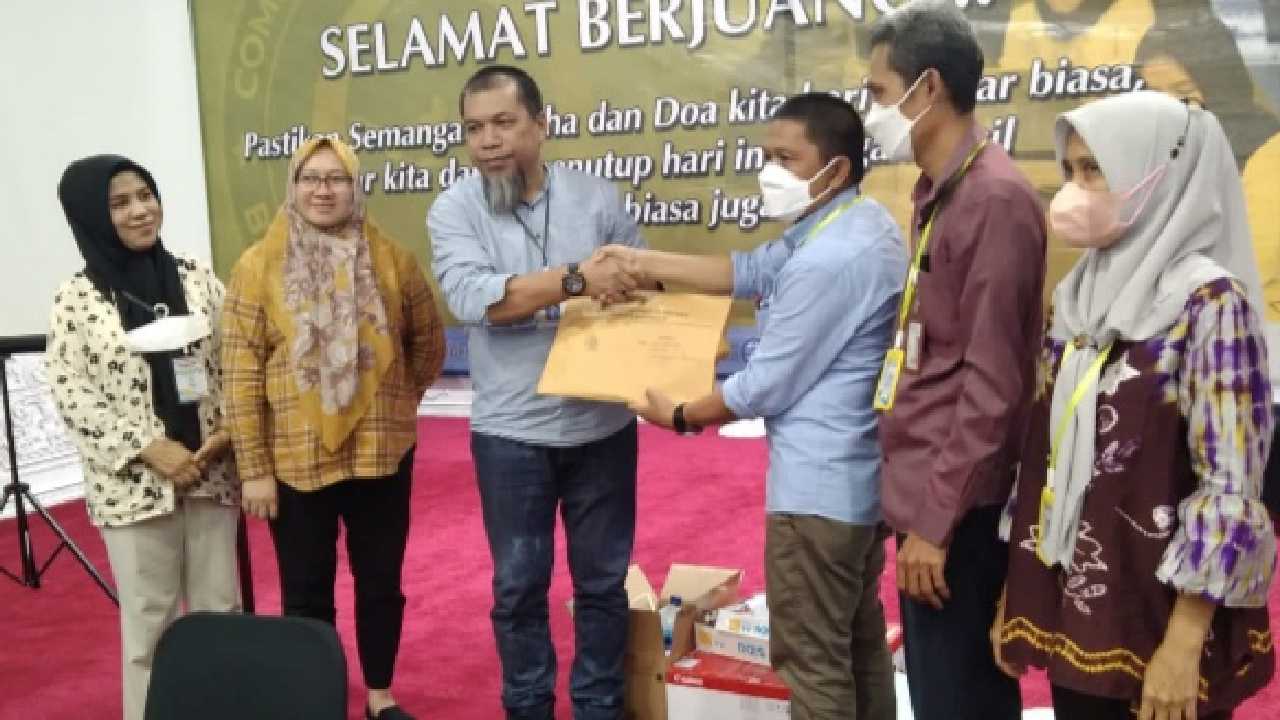 Plt Kepala BKPSDM Muna, LM Syahrullah bersama Kabid Pengadaan, Pemberhentian dan Informasi Kepegawaian, Wa Ode Almira. Foto: Ist.
