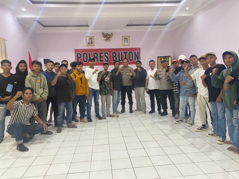 Wakapolres Buton, Kompol Tiswan saat menemui massa yang menuntut pencabutan larangan acara joget di wilayah Buton. Foto: Ist.