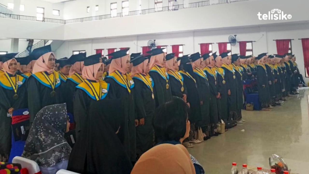 Sebanyak 252 lulusan Stikes Pelita Ibu Kendari diwisuda, Senin, (4/8/2023). Foto: Adinda Septia Putri/Telisik