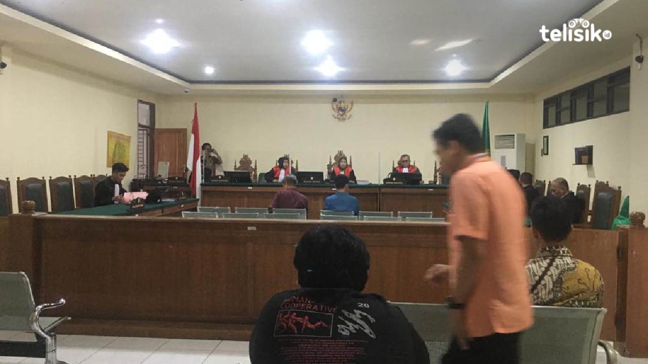 Ridwansyah Taridala dan Syarif Maulana pada pembacaan tuntutan persidangan. Foto: Ahmad Badaruddin/Telisik