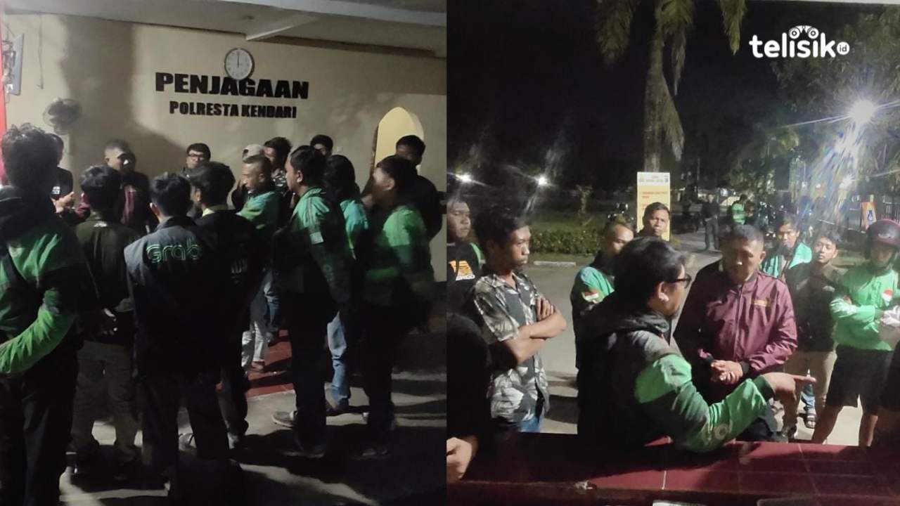 Puluhan pengendara ojek online (ojol) saat mendatangi Mako Plresta Kendari yang disambut oleh Kanit SPKT II Polresta Kendari, Hernu, Jumat (8/9/2023) Malam. Foto: Wahyudin Wahid/Telisik