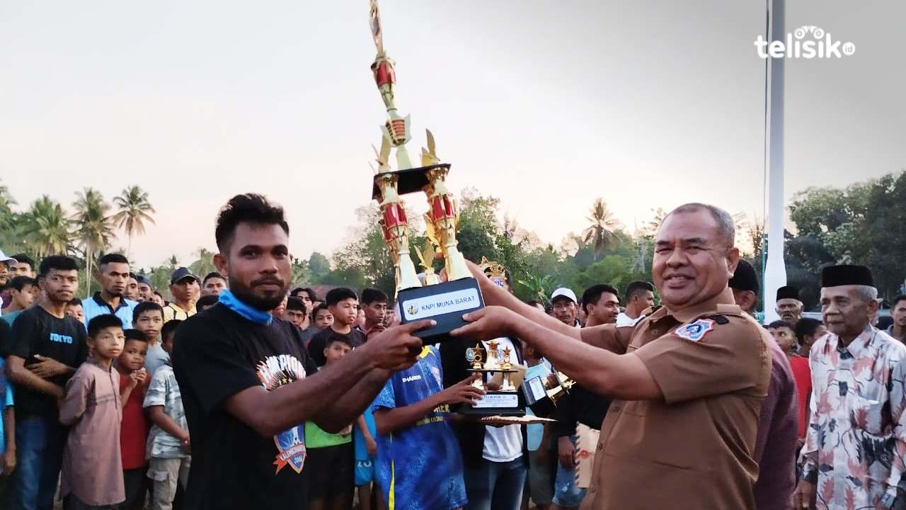 Tampo FC raih juara I di turnamen KNPI Muna Barat Cup II, banjir hadiah baik dari KNPI maupun sponsor. Foto: Putri Wulandari/Telisik