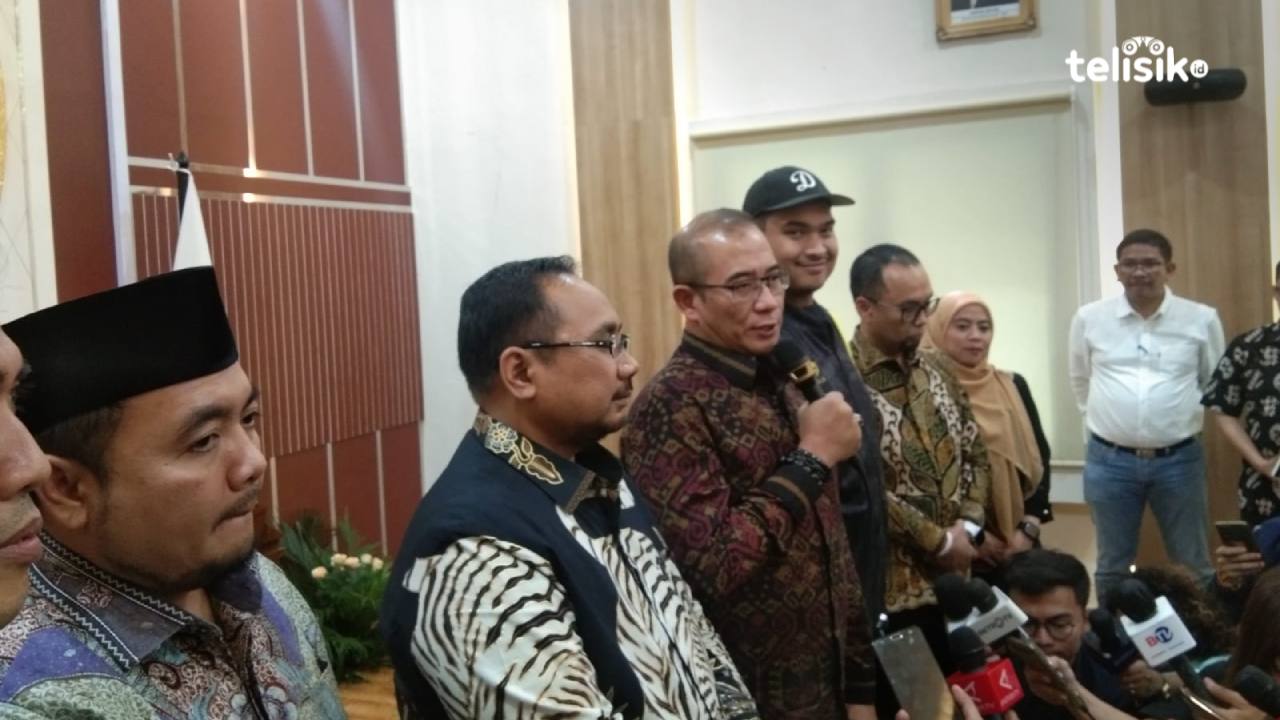 Ketua KPU RI, Hasyim Asy'ari (tengah batik coklat), bersama Menag Yaqut Cholil Qoumas (dua dari kiri), Menpora Dito Ariotedjo (bertopi), dan Ketua PPATK Ivan Yustiavandana memberi keterangan kepada wartawan seusai penandatanganan MoU di KPU RI, Jakarta Pu