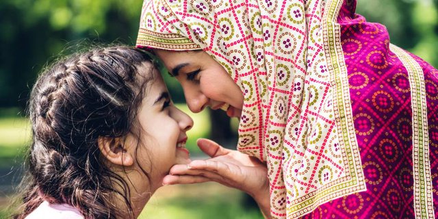 Bersikap lemah lembut kepada yang lebih muda atau pun yang lebih tua, adalah salah satu teladan  Rasulullah yang harus kita ikuti. Foto: Repro Dream.co.id