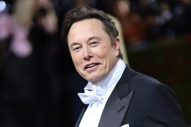 Seperti para miliuner pada umumnya, salah satu tips sukses menurut Elon Musk adalah banyak membaca. Foto: Repro lamag.com