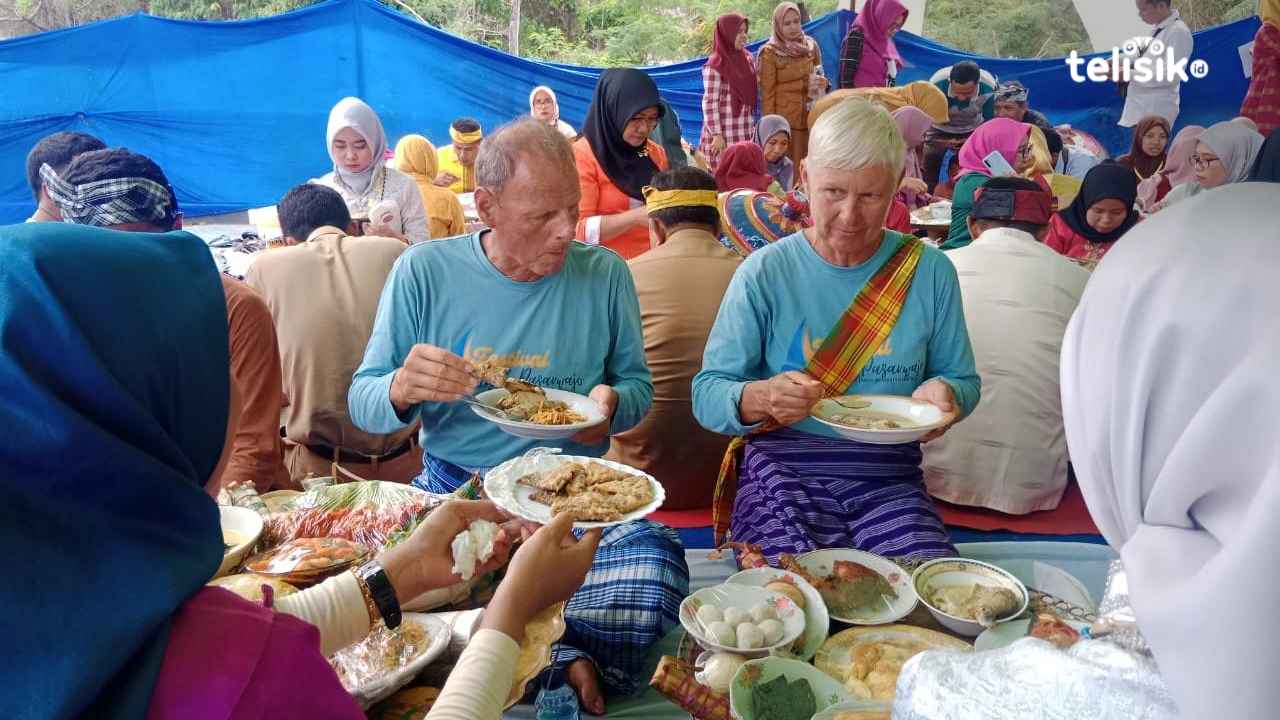 Turis saat menikmati hidangan pekande-kandea mengaku sangat suka dengan kuliner di Buton. Foto: Febriyani/Telisik
