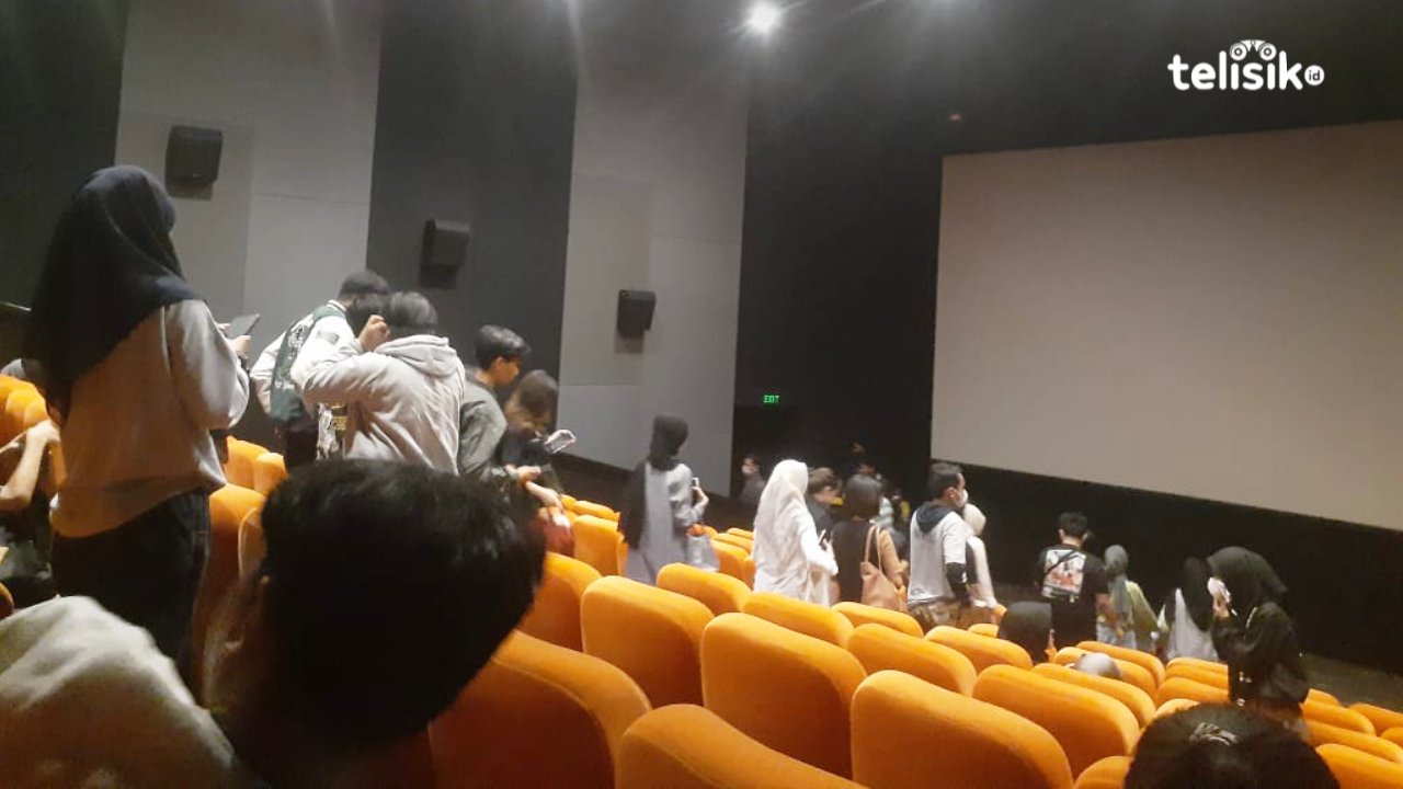 Penonton keluar dari bioskop setelah menonton film Petualangan Sherina 2. Foto: Ahmad Badaruddin/Telisik