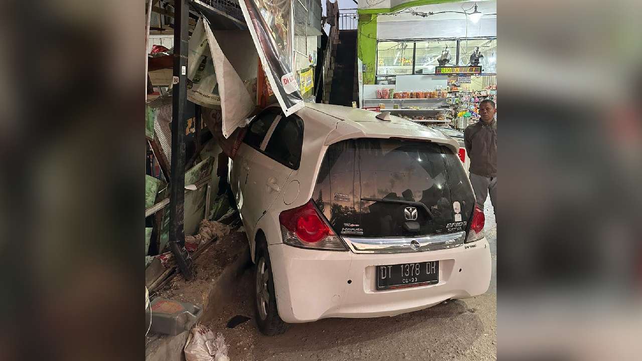 Sebuah mini bus Honda Brio milik TS (24), menyeruduk dinding kios Distro Electon Feat dj Hanz milik AR (29). Foto: Ist.