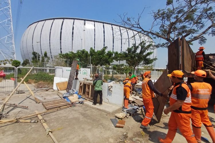 Petugas PPSU Kelurahan Papanggo membantu mengangkut barang milik warga Kampung Bayam di sekitar JIS, Jakarta Utara, Selasa (26/9/2023). Foto: Kompas