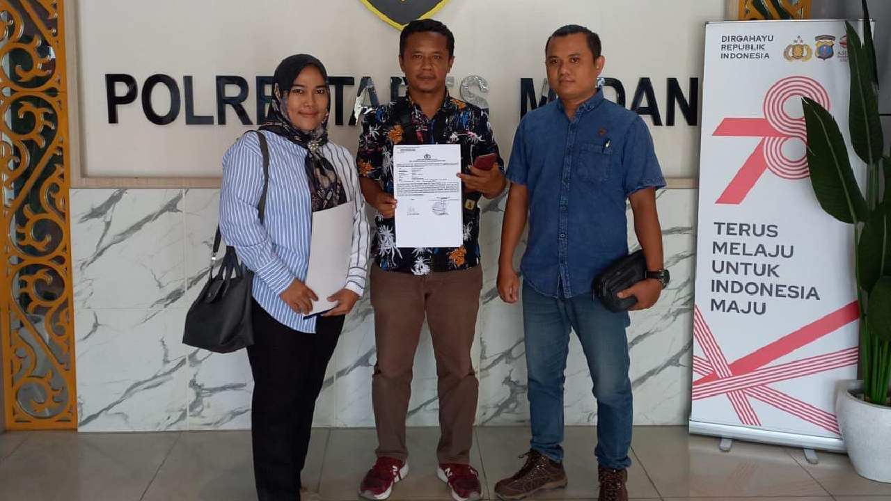 wartawan di Kota Medan Sumatera Utara W(tengah) diancam akan dibunuh dan akhirnya membuat laporan ke Polrestabes Medan. Foto: Tim dokumentasi kuasa hukum