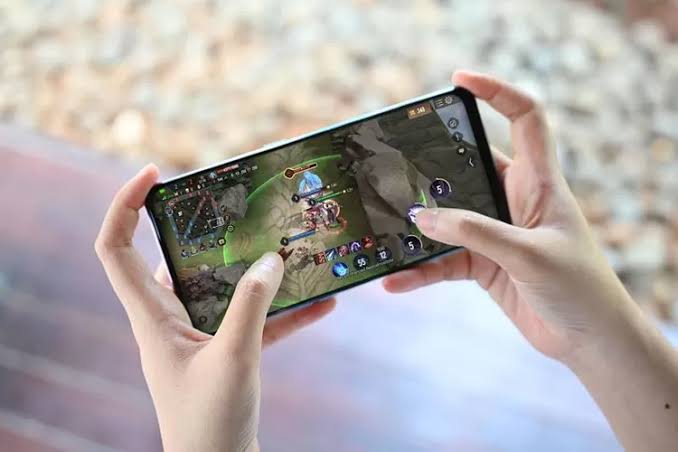 Smartphone gaming menjadi jenis HP yang paling diincar untuk mendapatkan pengalaman bermain game yang lancar. Foto: Repro Harianhalua.com