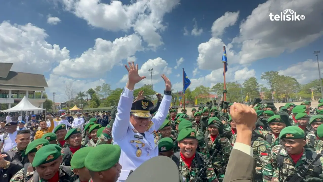 Pj Gubernur Sulawesi Tenggara, Andap Budhi Revianto menghadiri upacara peringatan HUT TNI ke-78. Foto: Adinda Septia Putri/Telisik