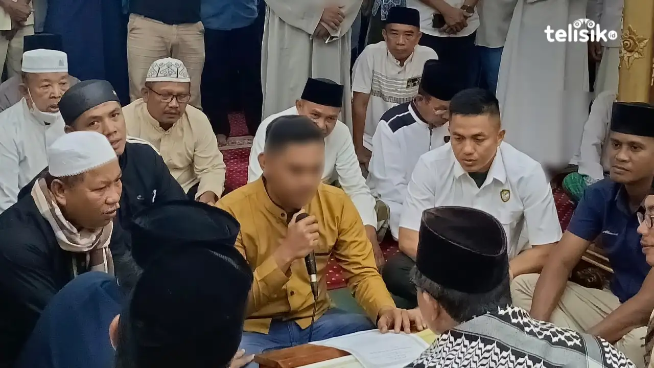 Momen anggota TNI putuskan mualaf di Masjid Al-Kautsar Kendari. Foto: Adinda Septia Putri/Telisik