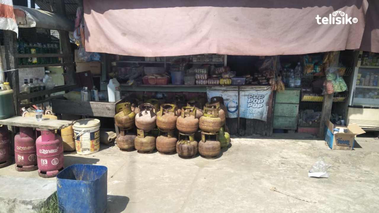 Tumpukan tabung gas elpiji 3 Kg yang kosong  di salah satu warung di Kota Kendari. Foto: Thamrin Dalby/Telisik