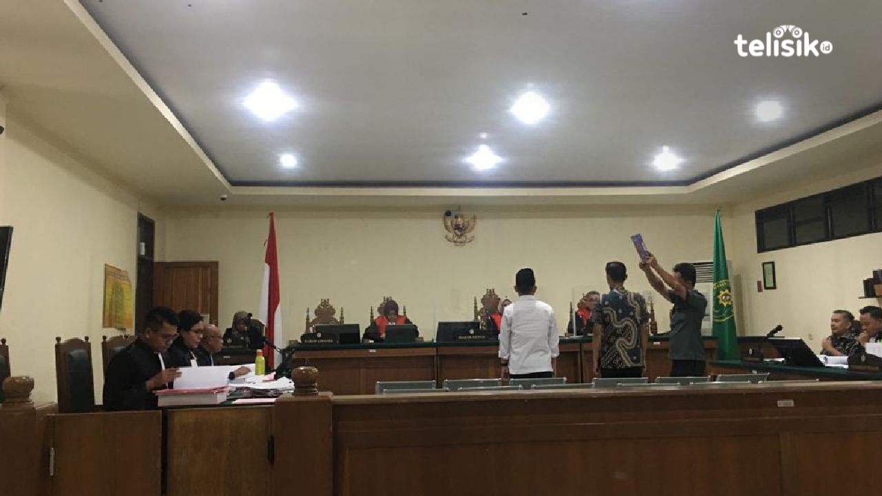 Kabid Tata Ruang PUPR Kota Kendari, Abdi Prawira dan Bendahara Dispar Kota Kendari, Fachruddin saat disumpah sebagai saksi dalam persidangan dugaan suap Alfamidi. Foto: Ahmad Badaruddin/Telisik