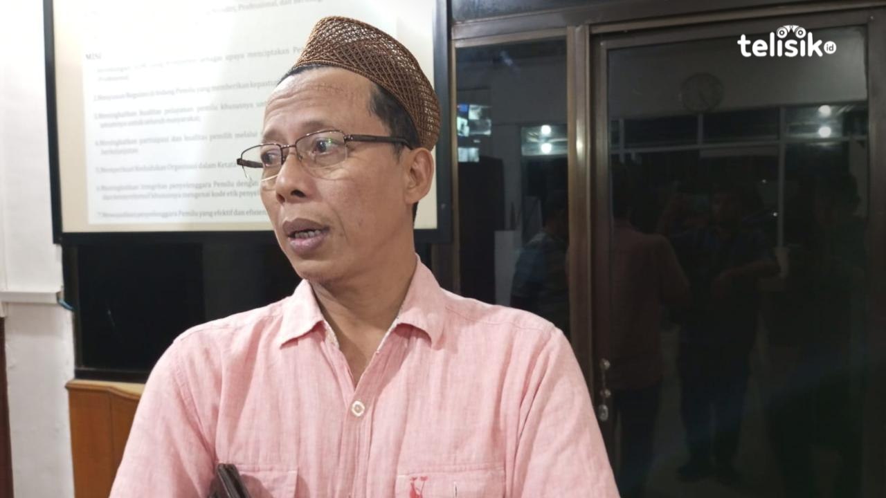 Koordinator Divisi Hukum dan Pengawasan KPU Sumatera Utara, El Suhaimi ketika memberikan keterangan kepada sejumlah awak media. Foto: Reza Fahlefy/Telisik