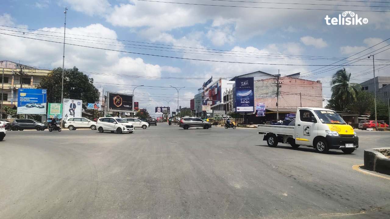 pengendara roda dua maupun roda empat sering kali membunyikan klakson dengan sembarang sehingga mengganggu pengendara lain. Foto: Erni Yanti/Telisik