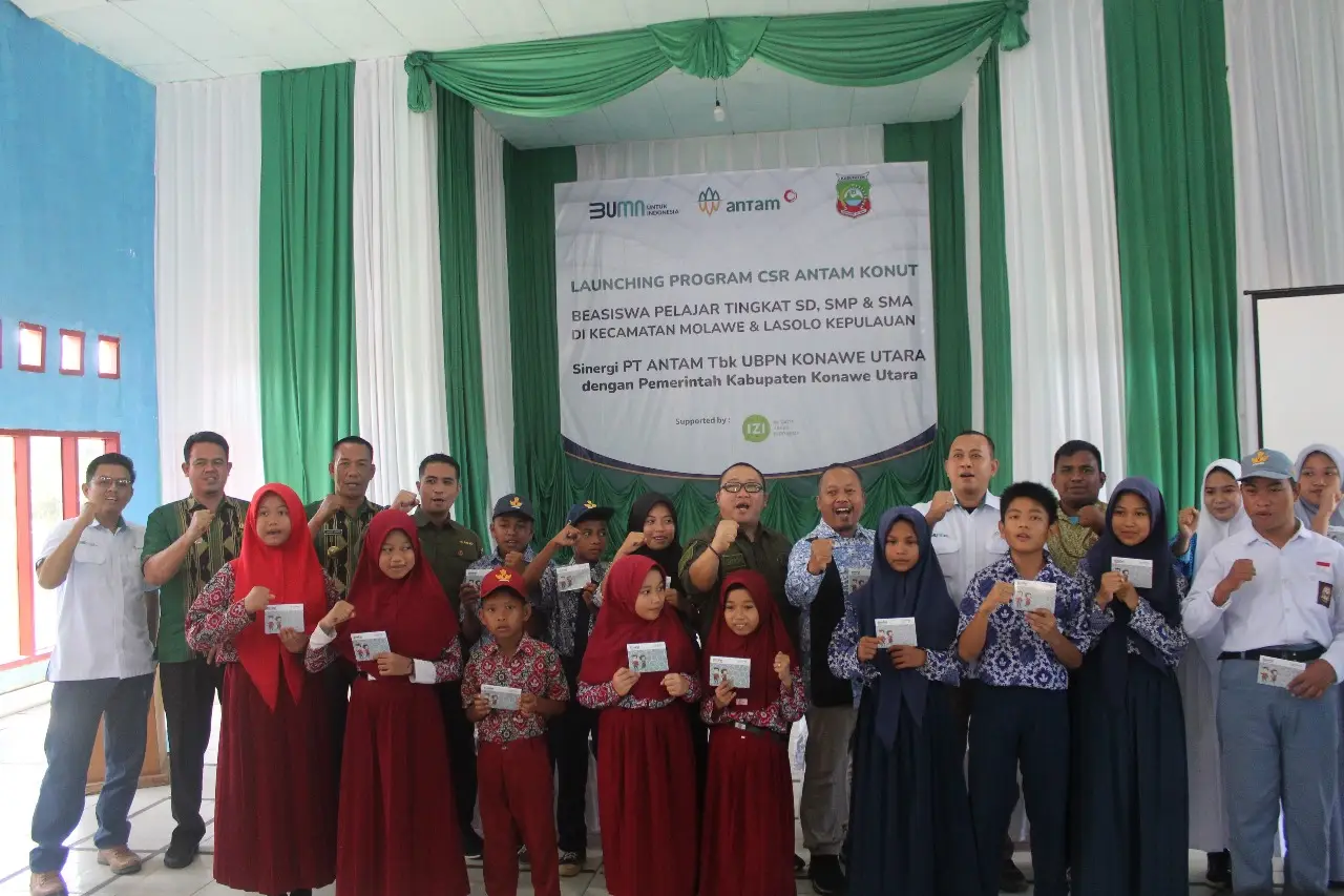 Foto bersama launching beasiswa jenjang SD, SMP dan SMA dalam program CSR PT ANTAM Kabupaten Konawe Utara. Foto: Ist.