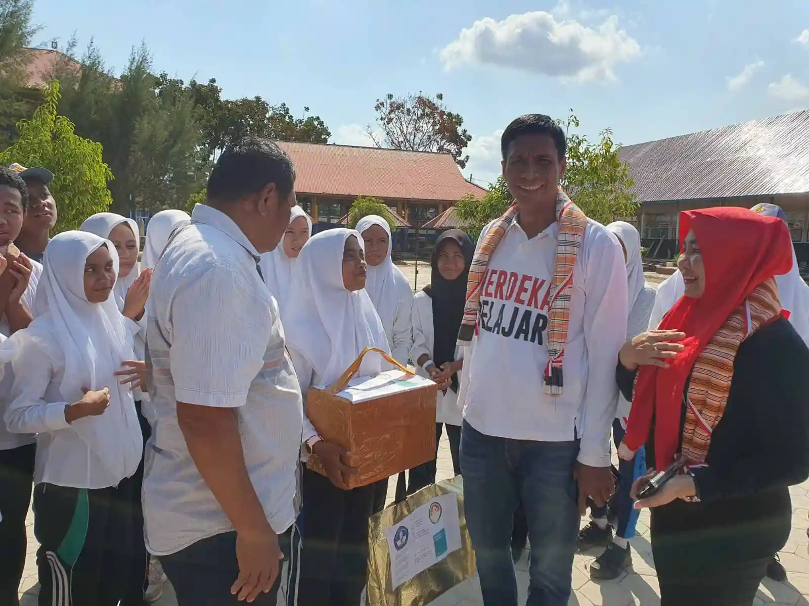 Kadis Dikbud Sulawesi Tenggara, Yusmin bersama Ketua Dharma Wanita Dikbud Sultra, menyambangi Leni (15) di Wakatobi dan memberikan bantuan. Foto: Ist.