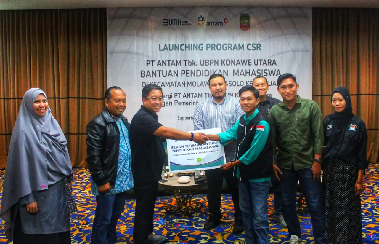 Penyerahan bantuan pendidikan bagi mahasiswa oleh Antam UBPN Konawe Utara. Foto: Ist.