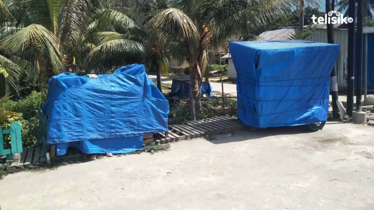 Gerobak pedagang gorengan yang tertutup terpal, terpaksa tidak menjual akibat langka dan mahalnya haga gas elpiji 3 kilogram. Foto: Thamrin Dalby/Telisik