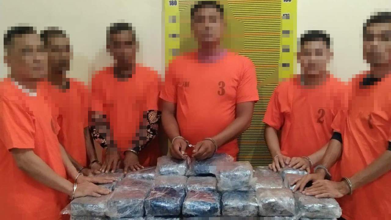 Enam terduga pelaku ketika diamankan petugas kepolisian dari Direktorat Reserse Narkoba Polda Sumatera Utara. Foto: Humas Polda Sumatera Utara