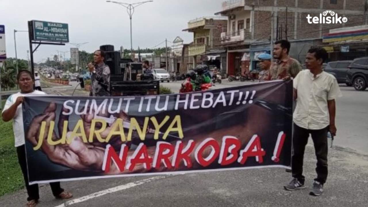 Anggota DPRD Sumatera Utara, Zainuddin Purba melakukan demonstrasi tunggal meminta kepolisian memberantas peredaran gelap narkoba. Foto: Dokumentasi dari tim pendemo
