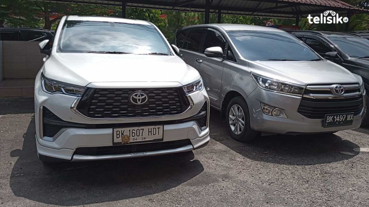 Mobil Toyota Innova BK 1607 milik Dhody Thahir ketika berada di Markas Polda Sumatera Utara. Foto: Reza Fahlefy/Telisik