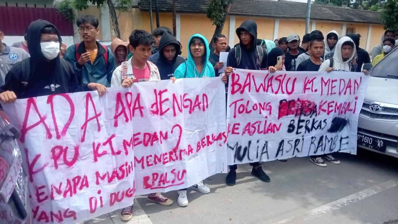 Massa dari Aliansi Mahasiswa Bersatu Kota Medan melakukan demonstrasi di Kantor KPU Kota Medan, menolak berkas Bayek diduga palsu. Foto: Dokumentasi dari perwakilan pendemo