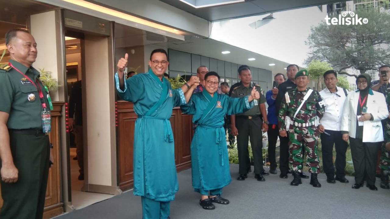 Bapaslon presiden-wakil presiden, Anies Baswedan-Muhaimin Iskandar/Cak Imin (AMIN), menyapa para wartawan sesaat menjelang pemeriksaan kesehatan di RSPAD Gatot Soebroto, Jakarta Pusat, Sabtu (21/10/2023) pagi. Foto: Mustaqim/Telisik