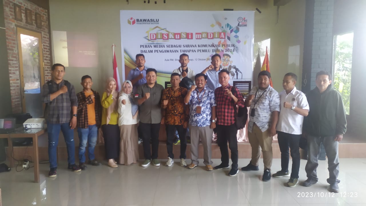 Bawaslu Kabupaten Buton menggelar diskusi bersama insan pers membahas peran media sebagai sarana komunikasi publik dalam pengawasan tahapan Pemilu 2024. Foto: Ist.