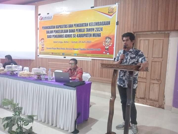 Ketua Bawaslu Muna, Al Abzal Naim menyampaikan, peserta pemilu menurunkan APK secara mandiri. Foto: Ist.
