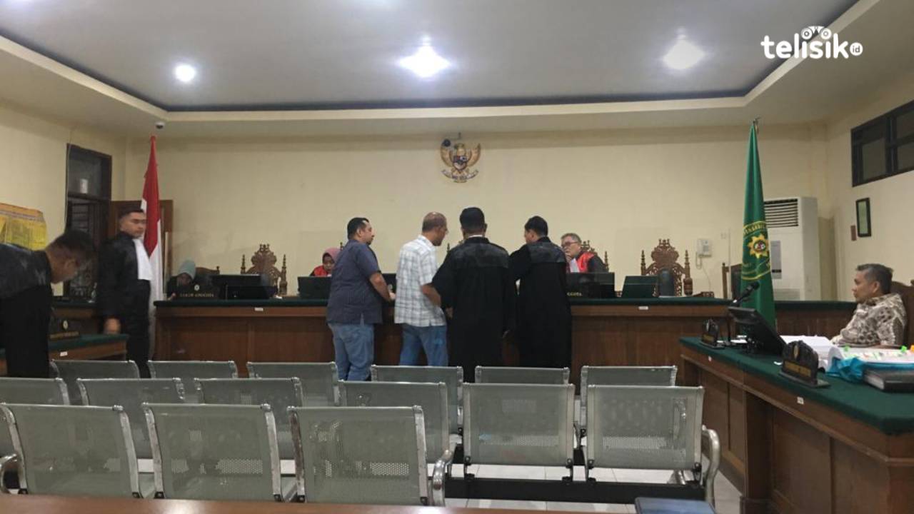 Sidang lanjutan kasus dugaan suap Alfamidi yang berlangsung selama 7 jam. Foto: Ahmad Badaruddin/Telisik