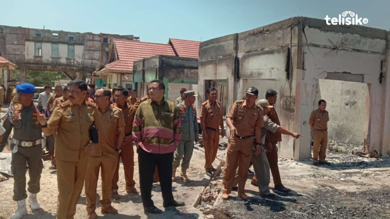 Bupati Muna, LM Rusman Emba bersama kepala OPD meninjau pasar Wakuru. Foto: Sunaryo/Telisik
