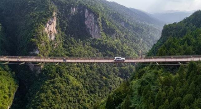 Salah satu proyek ajaib yang diciptakan China adalah jembatan tali besi sungai Dadong yang terletak di Wulong, Chongqing. Foto: Kumparan.com