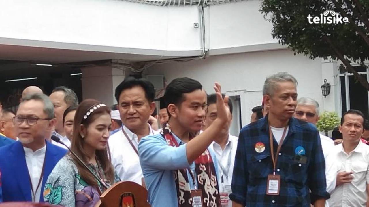 Gibran Rakabuming Raka melambaikan tangan dan menolak menjawab pertanyaan para wartawan usai mendaftar di kantor KPU RI, Jakarta Pusat, Rabu (25/10/2023). Foto: Mustaqim/Telisik